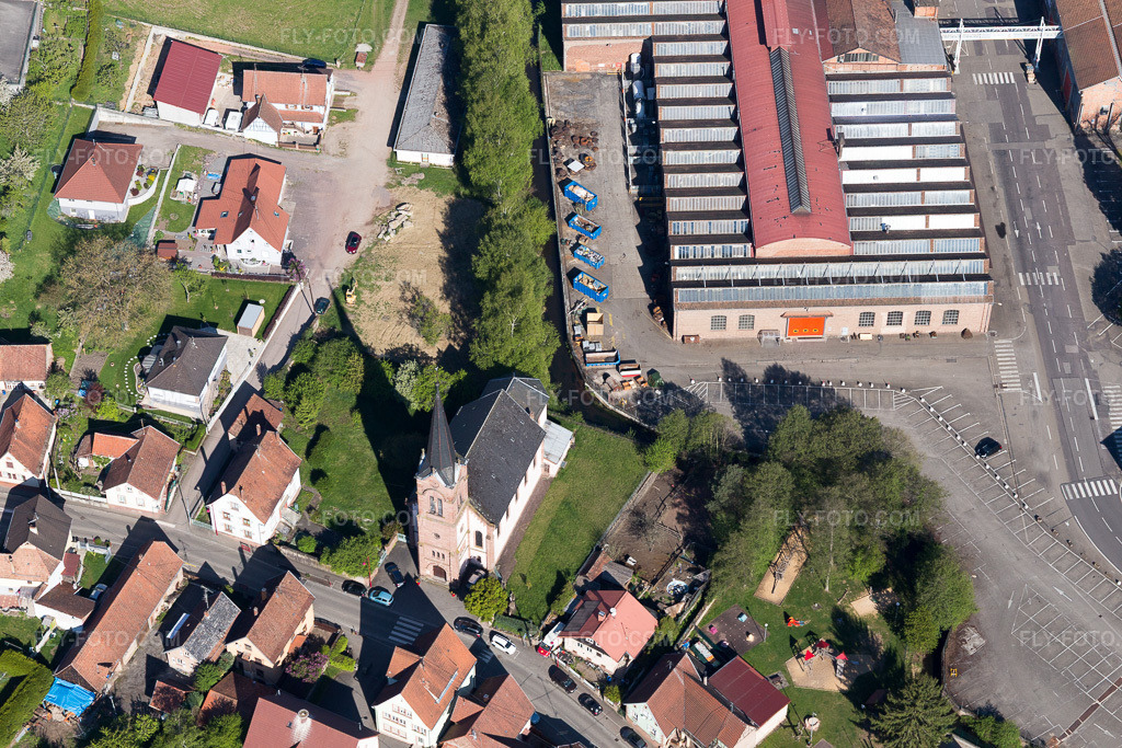 Aerial view: View of the town in Zinswiller in the state Bas-Rhin, France.Photo: IMG_099479.jpg taken on 04/30/2017 by Werner Riehm/FLY-FOTO.comResolution of the original: 5472 x 3648 px