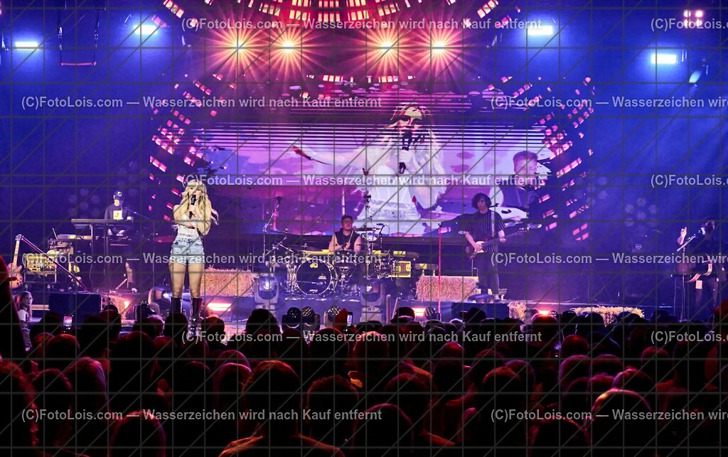 ALP4780_BergBauernTour-Konzert_Naschenweng Melissa | (C)FotoLois.com, Alois Spandl, BergBauernTour 2023 - Melissa Naschenweng, Tourstop in Wieselburg, Konzert im NV-Forum Wieselburg, Sa 8. April 2023.