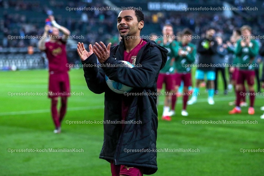 BMG21022501090 | 22.02.2025, Fußball, Borussia Mönchengladbach - FC Augsburg, 1. Fußball Bundesliga, Borussia-Park, Saison 2024 2025: Abschlussjubel nach dem 3:0 Sieg der Augsburger. Dreifach-Torschütze Alexis Claude-Maurice (FC Augsburg #20) hat sich den Spielball gesichertDFB regulations prohibit any use of photographs as image sequences and or quasi-video.