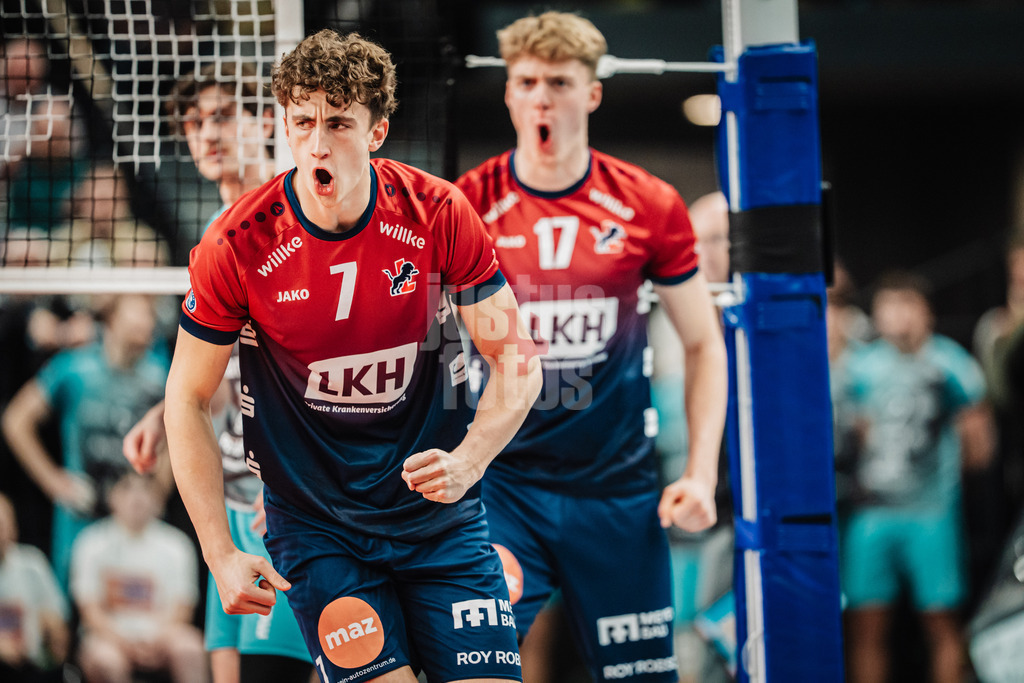 Volleyball | Herren | Saison 2025/2026 | 1. Volleyball Bundesliga Männer | DVV Pokal Halbfinale | SVG Lüneburg vs. SWD powervolleys Düren | 16.12.2025 | Jubel bei Lüneburg v.l. Joscha Kunstmann (#7, SVG Lüneburg) und Axel Valentin Enlund (#17, SVG Lüneburg)