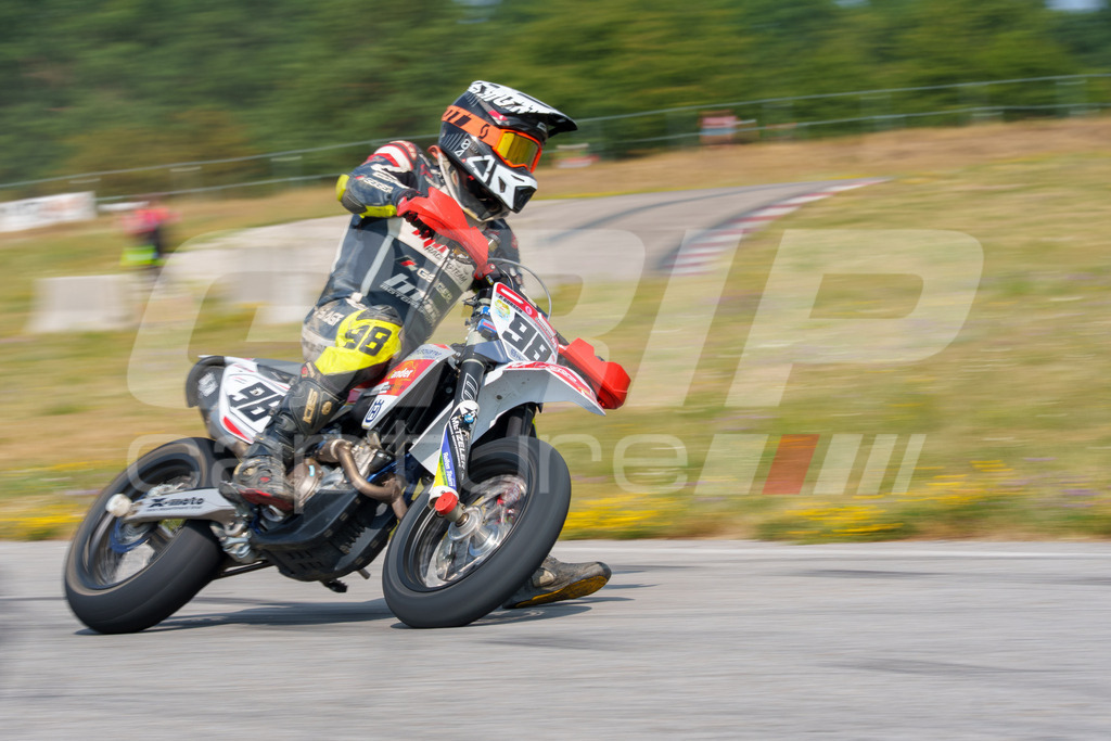 SuperMoto_Staatsmeisterschaft_Fuglau-647 | GRIPcapture steht für authentische Sportfotografie in Österreich – für Momente, die mehr sind als Geschwindigkeit oder Ergebnis. Es geht um Emotion, Spannung, Fokus und den Augenblick, der oft nur einen Wimpernschlag dauert.Ob Motorsport, Teamsport oder 