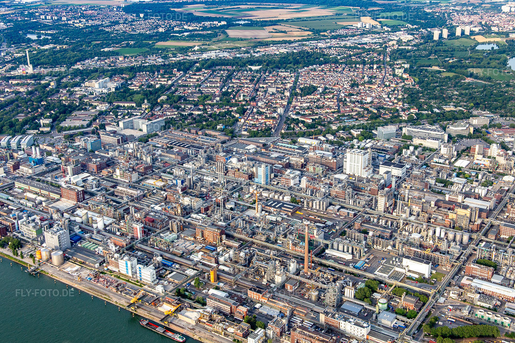 Luftbild: BASF Chemiewerk am Rheinufer im Ortsteil BASF in Ludwigshafen im Bundesland Rheinland-Pfalz in Deutschland. Foto: IMG_142774.jpg vom 19.07.2024 durch Werner Riehm/FLY-FOTO.deWWW.BASF.COM