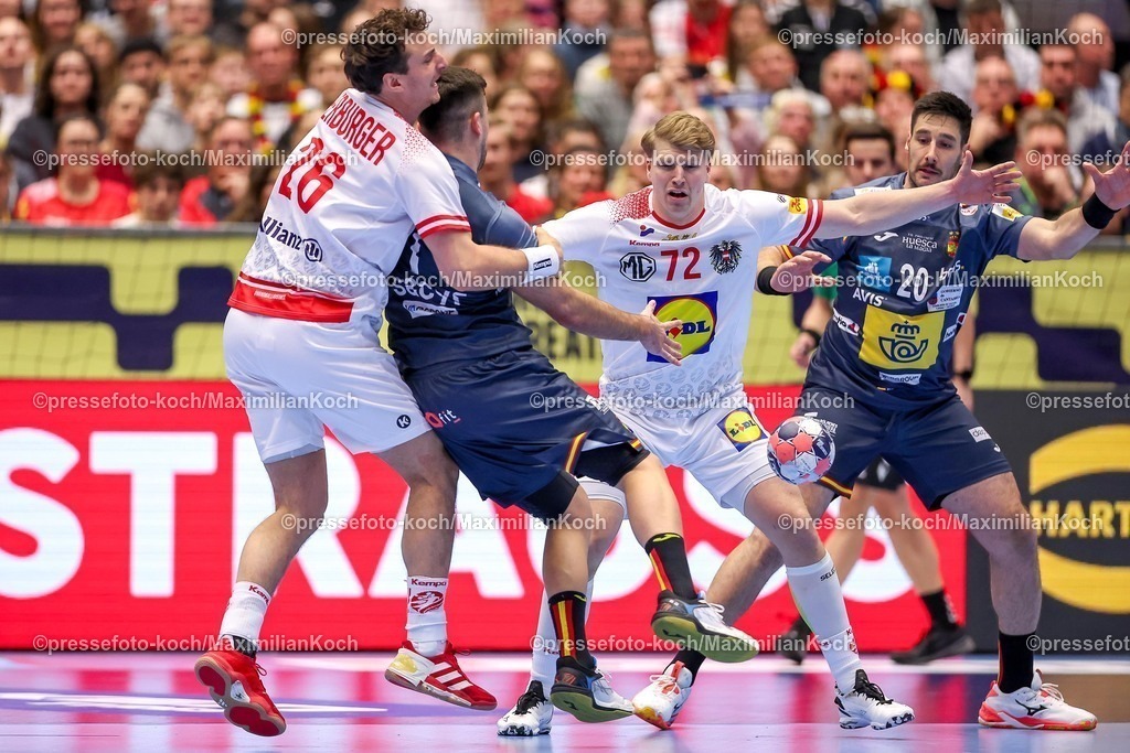 EHF17012601038 | 17.01.2026, Handball, Men's EHF EURO 2026, Österreich - Spanien, Jyske Bank Boxen in Herning, Dänemark, Preliminary Round:  Lukas Herburger (Austria #26)  Janko Bozovic (Austria #07) im Zweikampf gegen   Jan Gurri Aregay (Espania #07) 
