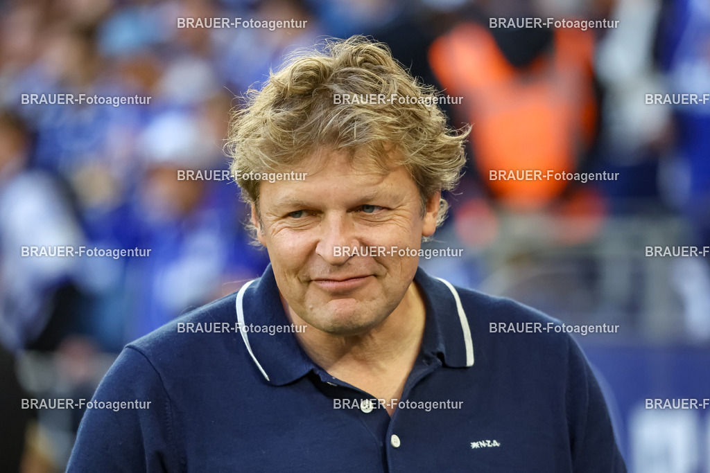 1_S04BER_20250801_0397.JPG -  - FC Schalke 04 - Hertha BSC Berlin - 2. Bundesliga | Gelsenkirchen, Deutschland, 01.08.25: Direktor Profifussball Youri Mulder (FC Schalke 04) schaut waehrend des Spiels der 2. Bundesliga zwischen FC Schalke 04 - Hertha BSC Berlin in der Veltins-Arena am 01. August 2025 in Gelsenkirchen, Deutschland. (Foto von Stefan Brauer/Brauer-Fotoagentur)DFB/DFL REGULATIONS PROHIBIT ANY USE OF PHOTOGRAPHS AS IMAGE SEQUENCES AND/OR QUASI-VIDEO.