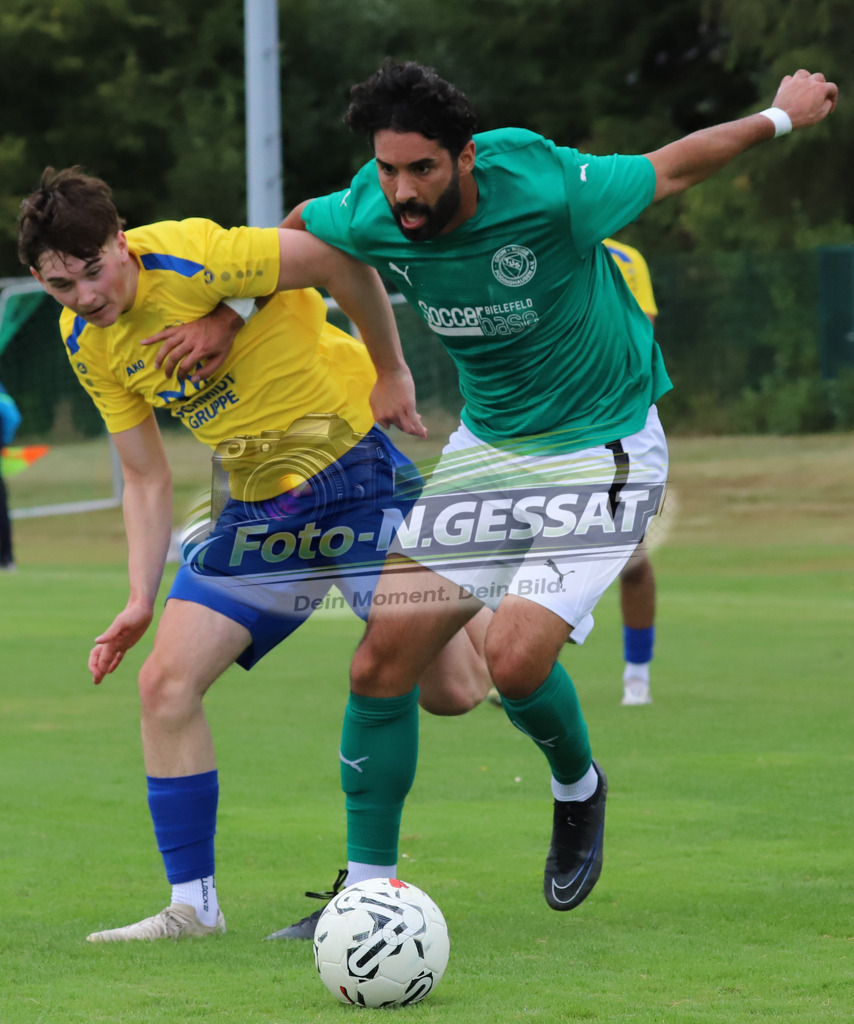 TuS GW Pödinghausen - TuS Dielingen | Auf dem Bild zu sehen: grün TuS GW Pödinghausen: Hashem Celik ; gelb TuS Dielingen: Nico SchwarzkopfTuS GW Pödinghausen, TuS Dielingen, Saison 25/26, Bezirksliga, Enger, Deutschland - Realisiert mit Pictrs.com