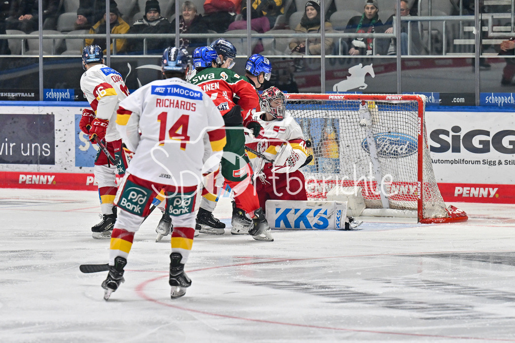 Augsburger Panther - Düsseldorfer EG | Der Puck schlaegt im Tor ein - das 1-0 fuer Augsburg duch Riley McCOURT (Augsburger Panther #72) / Treffer / DEL: Augsburger Panther - Düsseldorfer EG, Curt Frenzel Stadion am 13.12.2024