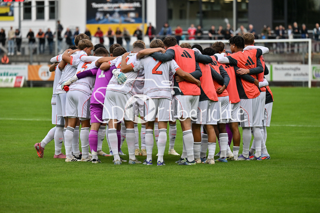 FC Memmingen - FC Bayern Amateure | Das Team der kleinen Bayern motiviert sich nochmal vor der Partie / Regionalliga Bayern: FC Memmingen - FC Bayern München II; Arena Memmigen am 29.08.2025