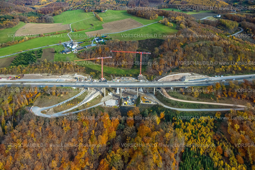 Hagen251102127 | Luftbild, Autobahnbrücke Brunsbecke der Autobahn A45 Sauerlandlinie, Baustelle und Sanierung, Baukräne, herbstlicher Wald, Eilpe, Hagen, Ruhrgebiet, Nordrhein-Westfalen, Deutschland