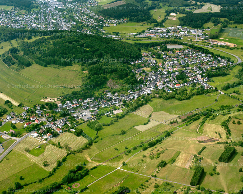 2611084 | STEINBRüCKEN 09.06.2006 Landwirtschaftliche Nutzflächen und Feldgrenzen  umsäumen das Siedlungsgebiet des Dorfes in Steinbrücken im Bundesland Hessen, Deutschland // Agricultural land and field boundaries surround the settlement area of the village  in Steinbrücken in the state Hesse, Germany Foto: Gerhard Launer