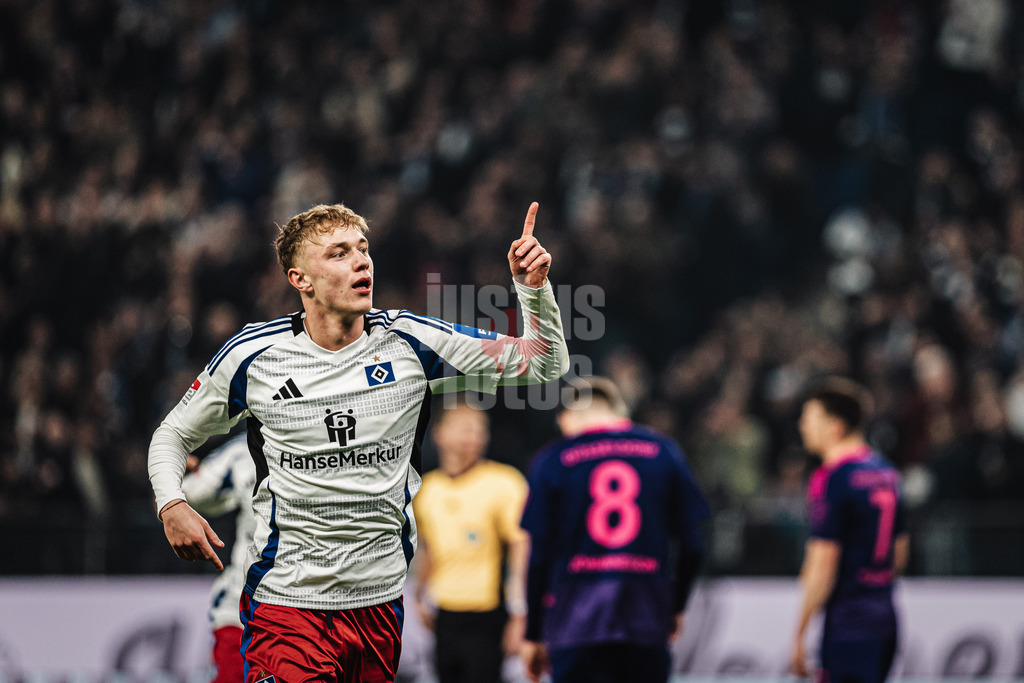 Fußball | Männer | Saison 2024/2025 | 2. Fußball-Bundesliga | 25. Spieltag | Hamburger SV vs. Fortuna Düsseldorf | 08.03.2025 | Adam Karabec (#17, HSV) schießt ein Tor und jubelt