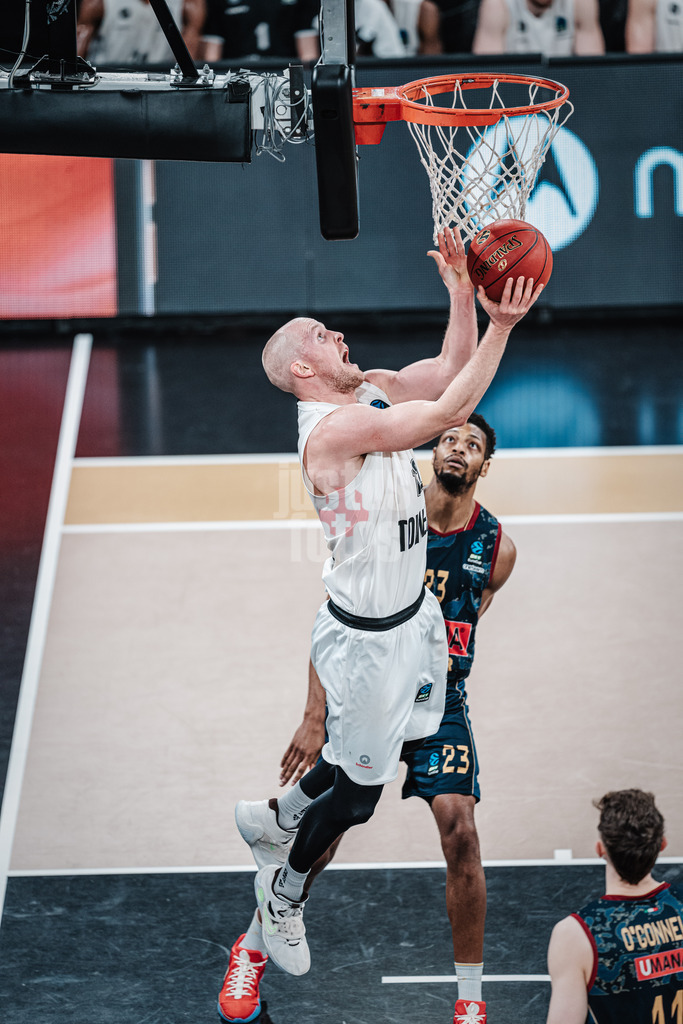 Basketball | Männer | Saison 2023/2024 | BKT EuroCup | Veolia Towers Hamburg vs. Umana Reyer Venice | 06.02.2024 | Seth Hinrichs (#12, Hamburg Towers) beim Korbleger