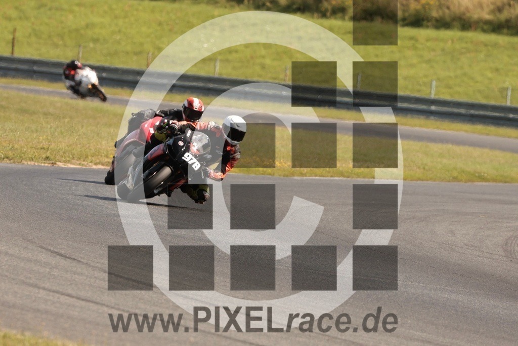 0978-20250811_11896 | Schöne Erinnerungen an spannende Momente - das festzuhalten ist unser Job. PIXELrace.de ist seit 2003 auf den Rennstrecken Europas unterwegs um die Action draußen beim Fahren und die wunderbare Stimmung imm Fahrerlager für euch einzufangen.