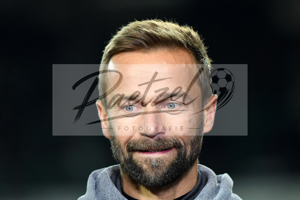 20200214_SCPFWK_0114 | Fussball, Herren: Trainer Michael Schiele (FC Wuerzburger Kickers) schaut waehrend des Spiels der 3. Liga zwischen SC Preussen Muenster und FC Wuerzburger Kickers im Preussenstadion am 14.02.2020 in Muenster, Deutschland.DFB / DFL REGULATIONS PROHIBIT ANY USE OF PHOTOGRAPHS AS IMAGE SEQUENCES AND/OR QUASI-VIDEO. - Realisiert mit Pictrs.com