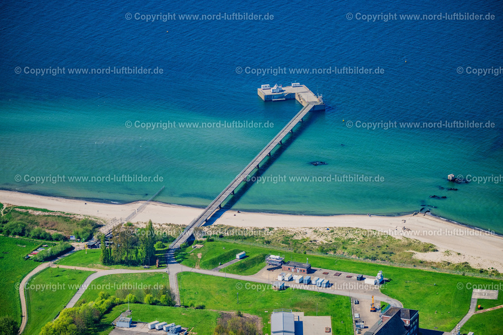 Surendorf_Surendorfer_Strand_Seebrücke_ELS_0495010524 | SCHWEDENECK 01.05.2024 Laufflächen und Konstruktion der Seebrücke über der Wasseroberfläche an der Straße Voßberg in Schwedeneck im Bundesland Schleswig-Holstein, Deutschland. // Treads and construction of the pier over the water surface on the Vossberg street in Schwedeneck in the state Schleswig-Holstein, Germany. Foto: Martin Elsen