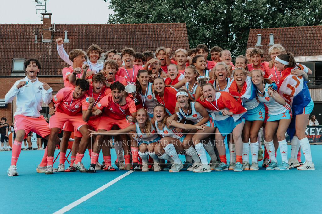 EM_MU18_F_GER-BEL_Lille_bearbeitet_Pokalbilder (31 von 137) | lanaschraderfotografie - Realisiert mit Pictrs.com