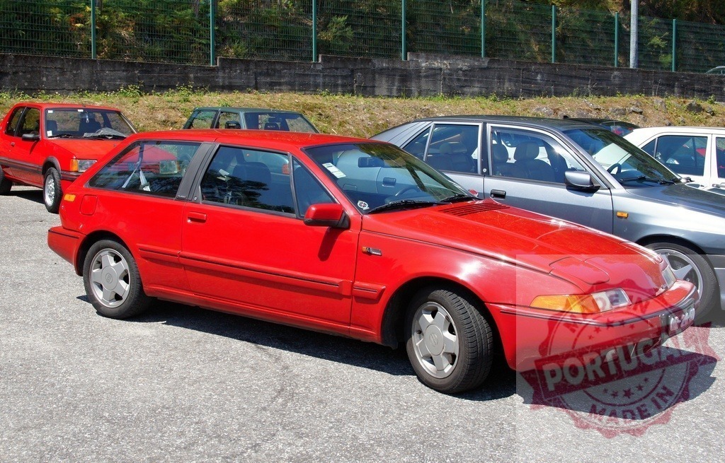 Red Volvo 480 ES parked in a parking lot with other cars | Shiny red Volvo 480 ES parked in a parking lot on a sunny day - Realisiert mit Pictrs.com