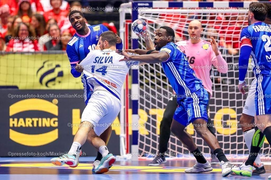 EHF24012601042 | 24.01.2026, Handball, Men's EHF EURO 2026, Frankreich - Portugal, Jyske Bank Boxen in Herning, Dänemark, Main Round:  Rui Sousa Martins Silva (Portugal #14) im Zweikampf gegen   Dika Mem (France #10)  Karl Konan (France #34)