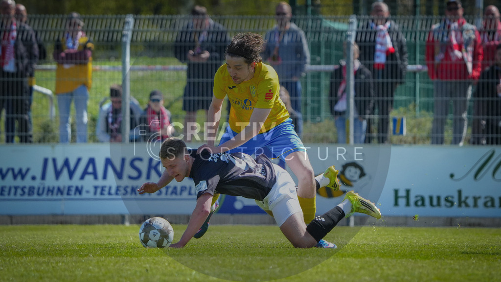 FFußball, Herren, Saison 2025/2026, Regionalliga Nordost, 31. Spieltag, FSV 63 Luckenwalde vs. FSV Zwickau, Sonntag 26.04.2026, Werner-Seelenbinder-Stadion Luckenwalde | Fußball, Herren, Saison 2025/2026, Regionalliga Nordost, 31. Spieltag, FSV 63 Luckenwalde vs. FSV Zwickau, Sonntag 26.04.2026, Werner-Seelenbinder-Stadion Luckenwalde, Im Bild: Daniel Haubner (l. Zwickau) und Sofiene Jannene (r. Luckenwalde) - Realisiert mit Pictrs.com