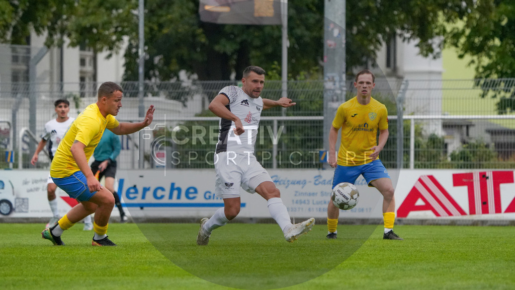Fußball, Herren, Saison 2025/2026, Regionalliga Nordost, 4. Spieltag, FSV 63 Luckenwalde vs. BFC Preussen, Samstag 22.08.2025, Werner-Seelenbinder-Stadion Luckenwalde | Fußball, Herren, Saison 2025/2026, Regionalliga Nordost, 4. Spieltag, FSV 63 Luckenwalde vs. BFC Preussen, Samstag 22.08.2025, Werner-Seelenbinder-Stadion Luckenwalde, Im Bild: v.l. Lucas Will (Luckenwalde) und Niklas Brandt (Preussen) - Realisiert mit Pictrs.com