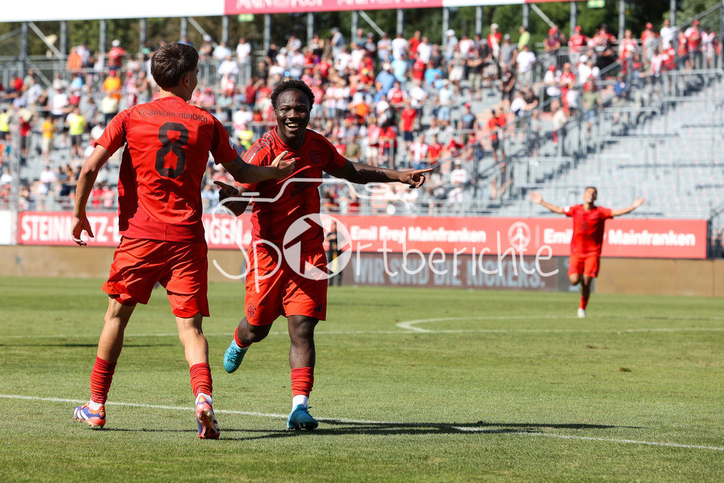 FC Würzburger Kickers - FC Bayern Amateure | Jubel nach dem Treffer zum 1-2 durch Nestory IRANKUNDA (FC Bayern München II #7) / Freude / Happy / Flick Flack / Salto / Regionalliga Bayern: FC Würzburger Kickers - FC Bayern München II, AKON Arena am 24.08.2024