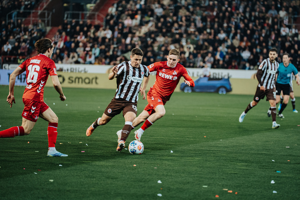 FCS02077 | Der offizielle Shop für FC St. Pauli Fotos. Wähle aus Spielszenen & Fanmomenten dein FCSP Wunschformat. Wir liefern Millerntor-Atmosphäre.
