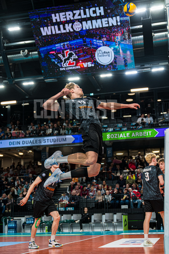 Volleyball I Herren I Saison 2025/2026 I Bundesliga I 8. Spieltag I SVG Lüneburg - FT 1844 Freiburg | Jannik Brentel (13, FT 1844 Freiburg) beim Einschlagen - Realisiert mit Pictrs.com