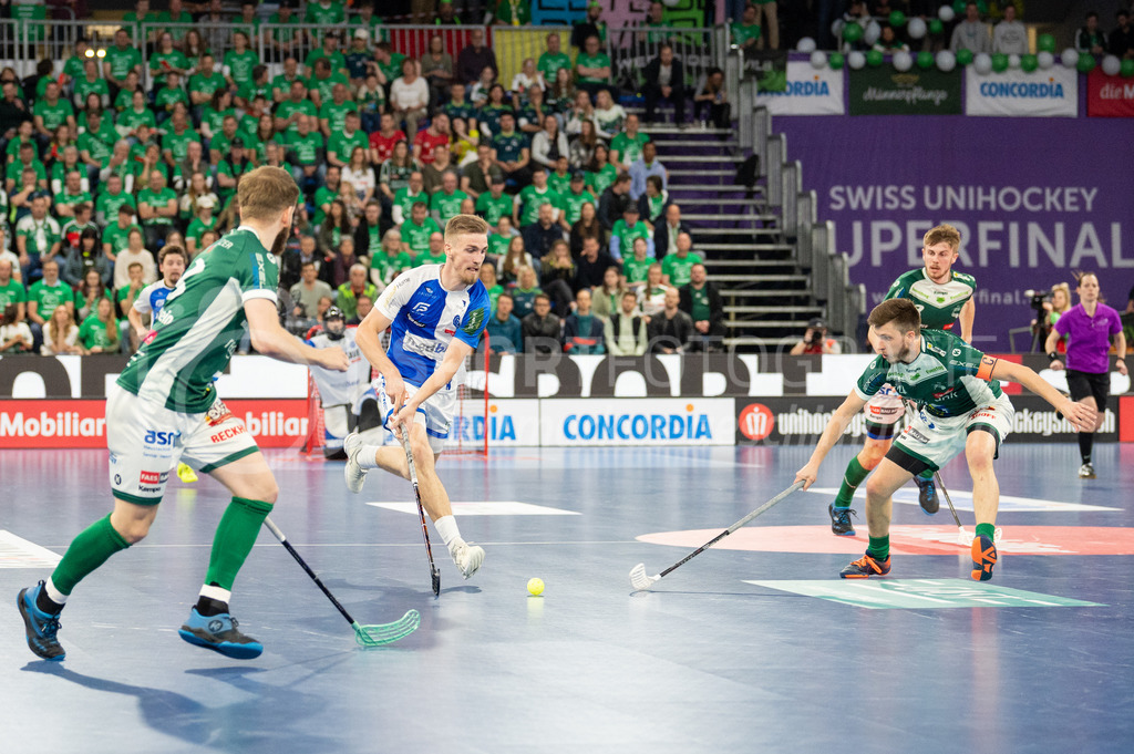 SV Wiler-Ersigen vs GC Unihockey - 23. April 2022 | SV Wiler-Ersigen vs GC Unihockey
Stimo Arena, Kloten
#8 Moritz Mock (GC Unihockey) zwischen #73 Andrin Hollenstein (SV Wiler-Ersigen) und #94 Marco Louis (SV Wiler-Ersigen).
Bild: Sportfotografie Markus Aeschimann | www.markus-aeschimann.ch - Realisiert mit Pictrs.com