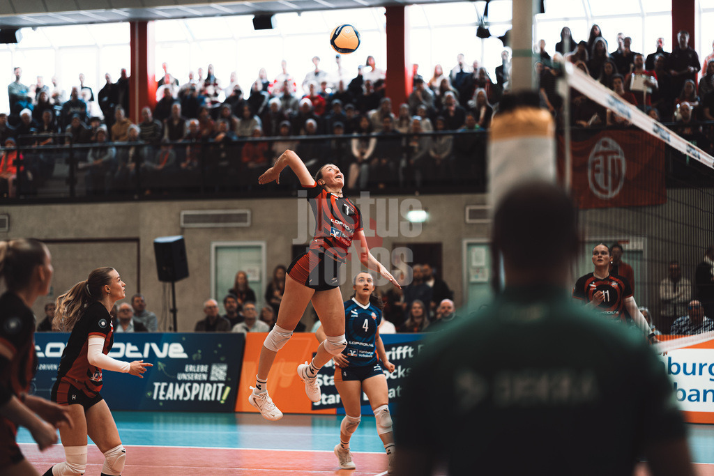 Volleyball | Frauen | Saison 2025/2026 | Volleyball Bundesliga | ETV Hamburger Volksbank Volleys vs. Schwarz-Weiß Erfurt | 15.02.2026 | Leonie Körtzinger (#7, ETV Hamburger Volksbank Volleys) beim Angriff