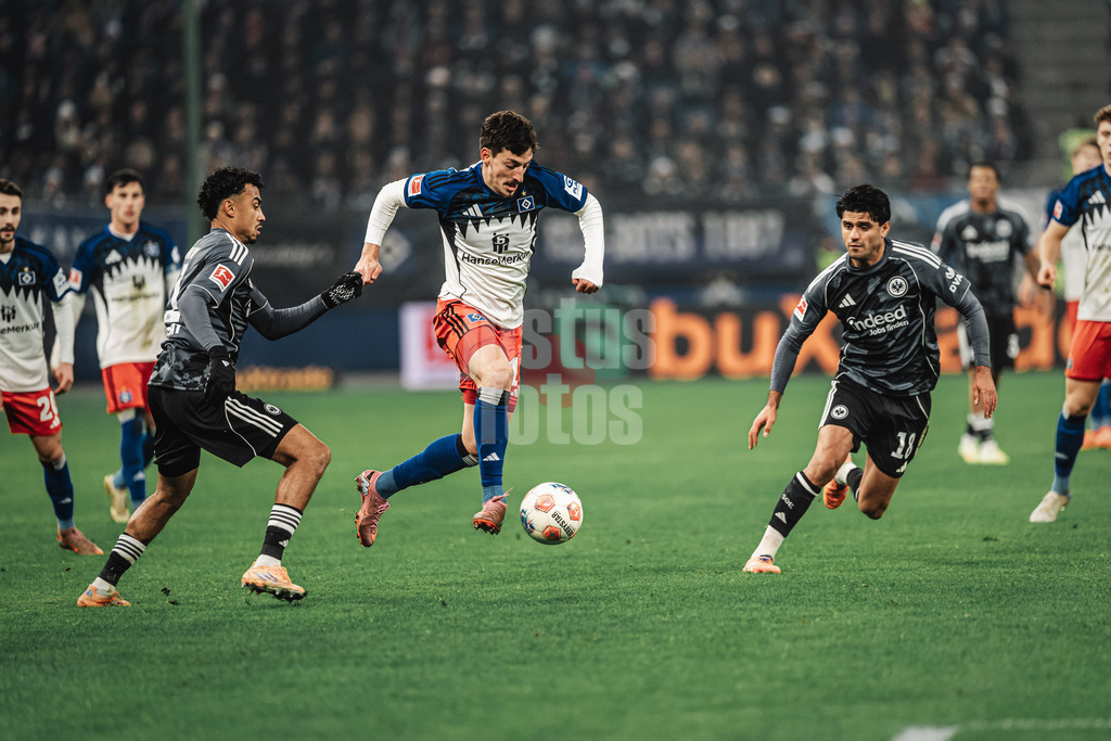 Fußball | Männer | Saison 2025/2026 | 1. Fußball-Bundesliga | 15. Spieltag | Hamburger SV vs. Eintracht Frankfurt | 20.12.2025 | v.l. Nathaniel Brown (#21, Eintracht Frankfurt) gegen Giorgi Gocholeishvili (#16, HSV)