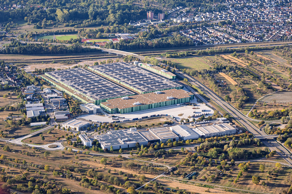 Luftbild: Industriegebiet Uchtweide mit Seifert Logistics Group, Mercedes-Benz, Logo-Pack GmbH Exportverpackungen und Dambach Lagersysteme GmbH & Co. KG in Bischweier im Bundesland Baden-Württemberg in Deutschland. – Foto: IMG_159447.jpg vom 27.09.2026 durch Werner Riehm/FLY-FOTO.de – Auflösung des Originals: 5522 x 3682 px – Seifert Logistics Group – WWW.MERCEDES-BENZ.DE – Logo-Pack - Logo-Pack Exportverpackungen – DAMBACH Lagersysteme | Automatisierte Lagersysteme