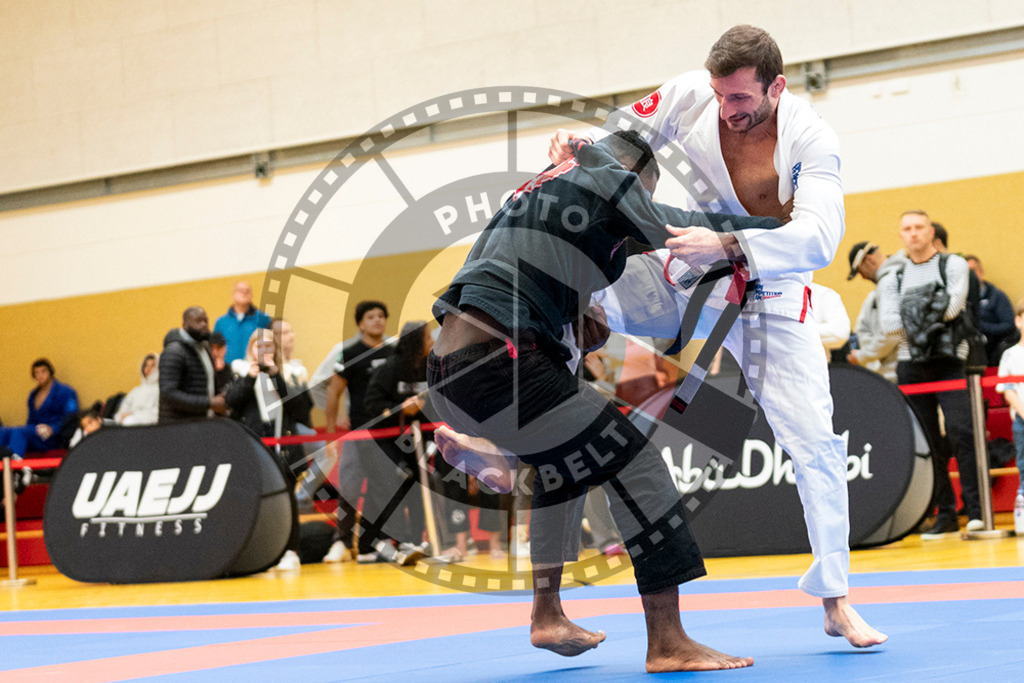 20231118PBB10302 | Fighters compete during the AJP Tour 600 Frankfurt Championship in Frankfurt/Main, Germany, on November 18, 2023.