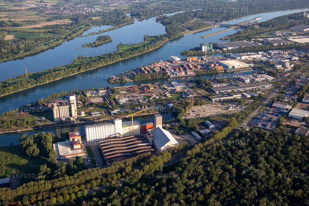 Vue aérienne: Ports rhénans de Strasbourg avec le COMPTOIR AGRICOLE STRASBOURG - SILOSTRA et Sermix au Bassin Auguste Detoeuf à le quartier Port du Rhin Sud in Straßburg dans le département Bas Rhin, France – .Photo: IMG_137839.jpg prise le 18/08/2023 par Werner Riehm/FLY-FOTO.eu – Résolution de l'original: 5023 x 3349 px – Comptoir agricole, coopérative agricole en Alsace