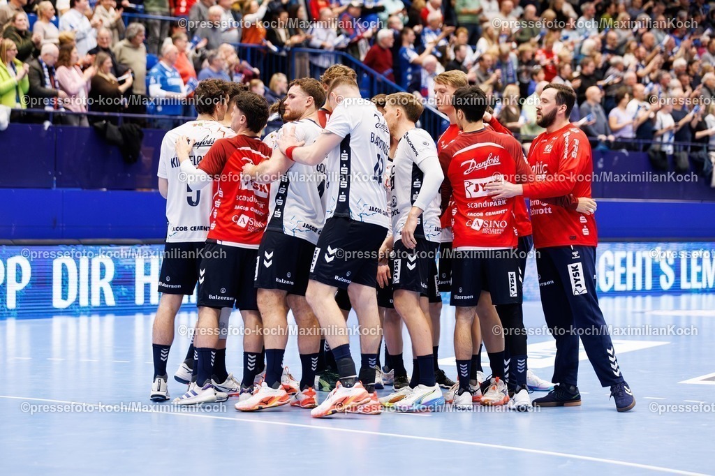 xKWIx04122501044 | 04.12.2025, xKWIx, Handball, Bundesliga, TBV Lemgo Lippe - SG Flensburg-Handewitt, PHOENIX CONTACT arena: Die Gäste aus Flensburg im Kreis nach Abpfiff Photo: xKamilxWilkowskixPressefotoKochx