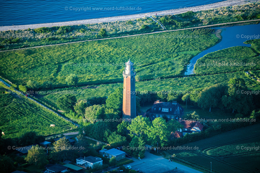 Behrensdorf_Leuchtturm_Neuland_ELS_0637030622 | BEHRENSDORF 03.06.2022 Leuchtturm als historisches Seefahrtszeichen im Küstenbereich der Ostsee in Behrensdorf an der Ostseeküste im Bundesland Schleswig-Holstein, Deutschland. // Lighthouse as a historic seafaring character in the coastal area of Baltic Sea in Behrensdorf at the baltic sea coast in the state Schleswig-Holstein, Germany. Foto: Martin Elsen