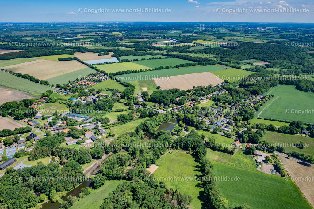 Issendorf_ELS_7394030622 | HARSEFELD 03.06.2022 Ortsansicht der Straßen und Häuser der Wohngebiete Innsendorf bei Harsefeld im Bundesland Niedersachsen, Deutschland. // Town View of the streets and houses of the residential areas in Harsefeld in the state Lower Saxony, Germany. Foto: Martin Elsen