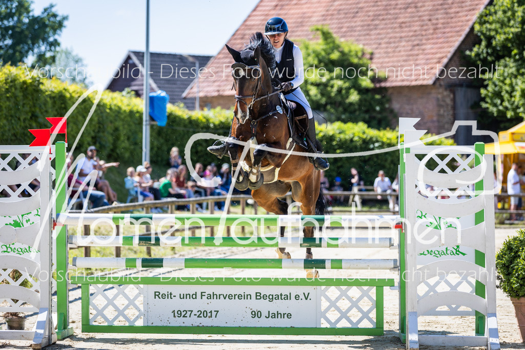 Donop24-M-Spr-011 | MomenTaufnahmen Pferdesportfotos