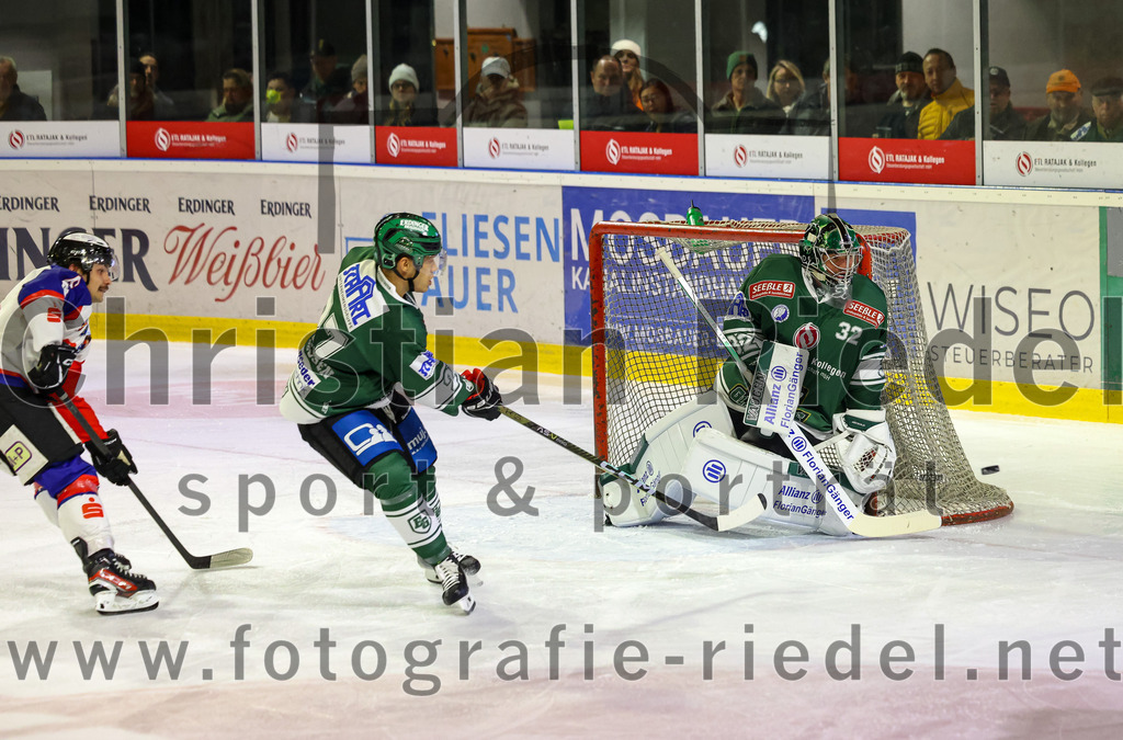 2023-11-03_044_TSV_Erding_gegen_ESC_Dorfen | Erding, Deutschland, 03.11.2023:
Eishockey, Bayernliga Vorrunde 2023 / 2024, 6. Spieltag, TSV Erding gegen ESC Dorfen, Endergebnis: 11:3

Mark Waldhausen (Erding Gladiators, #27), Torwart Dimitri Pätzold (Erding Gladiators, #32)

Foto: Christian Riedel / fotografie-riedel.net