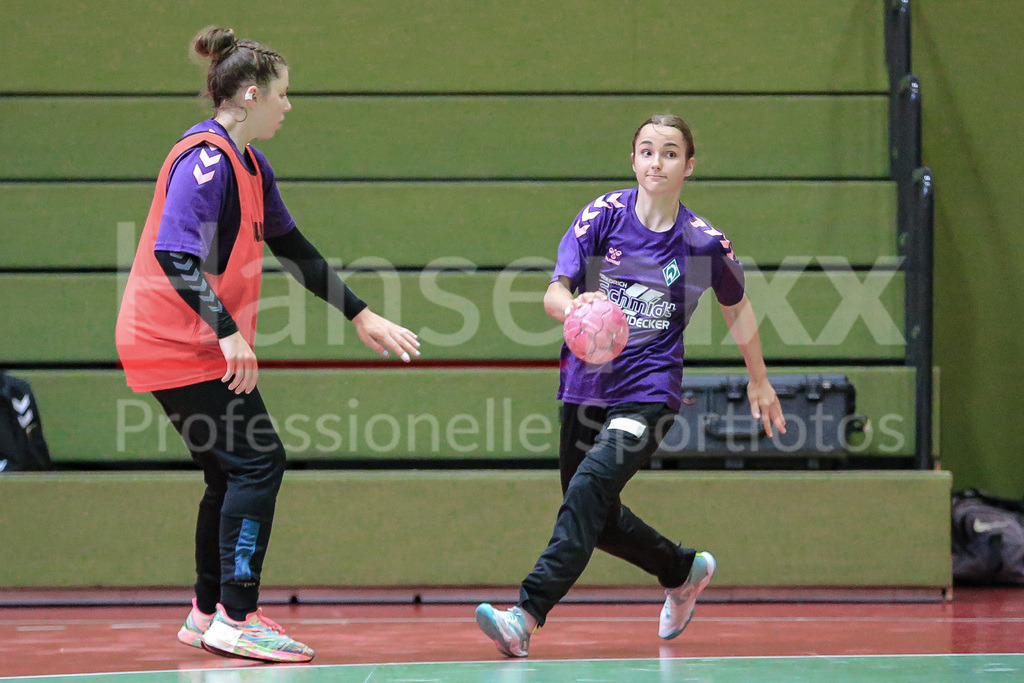 Handball, 2. Bundesliga Frauen, Training SV Werder Bremen | v.li.: Emy-Jane Hürkamp (SV Werder Bremen) am Ball, Spielszene, Aktion, Action