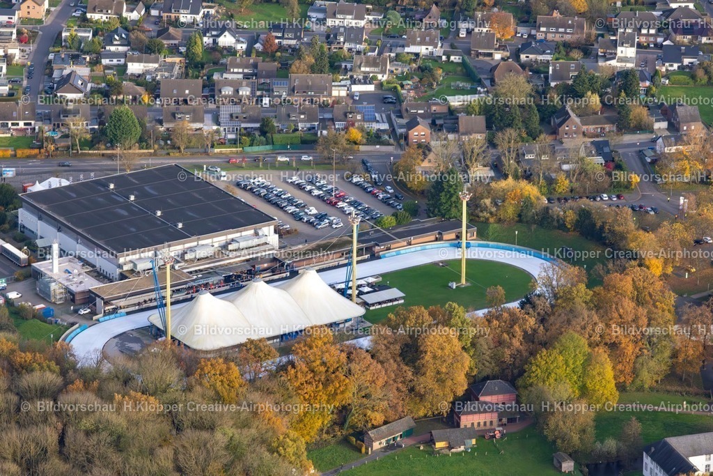 Luftbild Grefrath-5775 | Luftbildfotografie Winterlich weiß strahlender Eisbelag des Grefrather EisSport & EventPark in Grefrath im Bundesland Nordrhein-Westfalen, Deutschland - Realisiert mit Pictrs.com