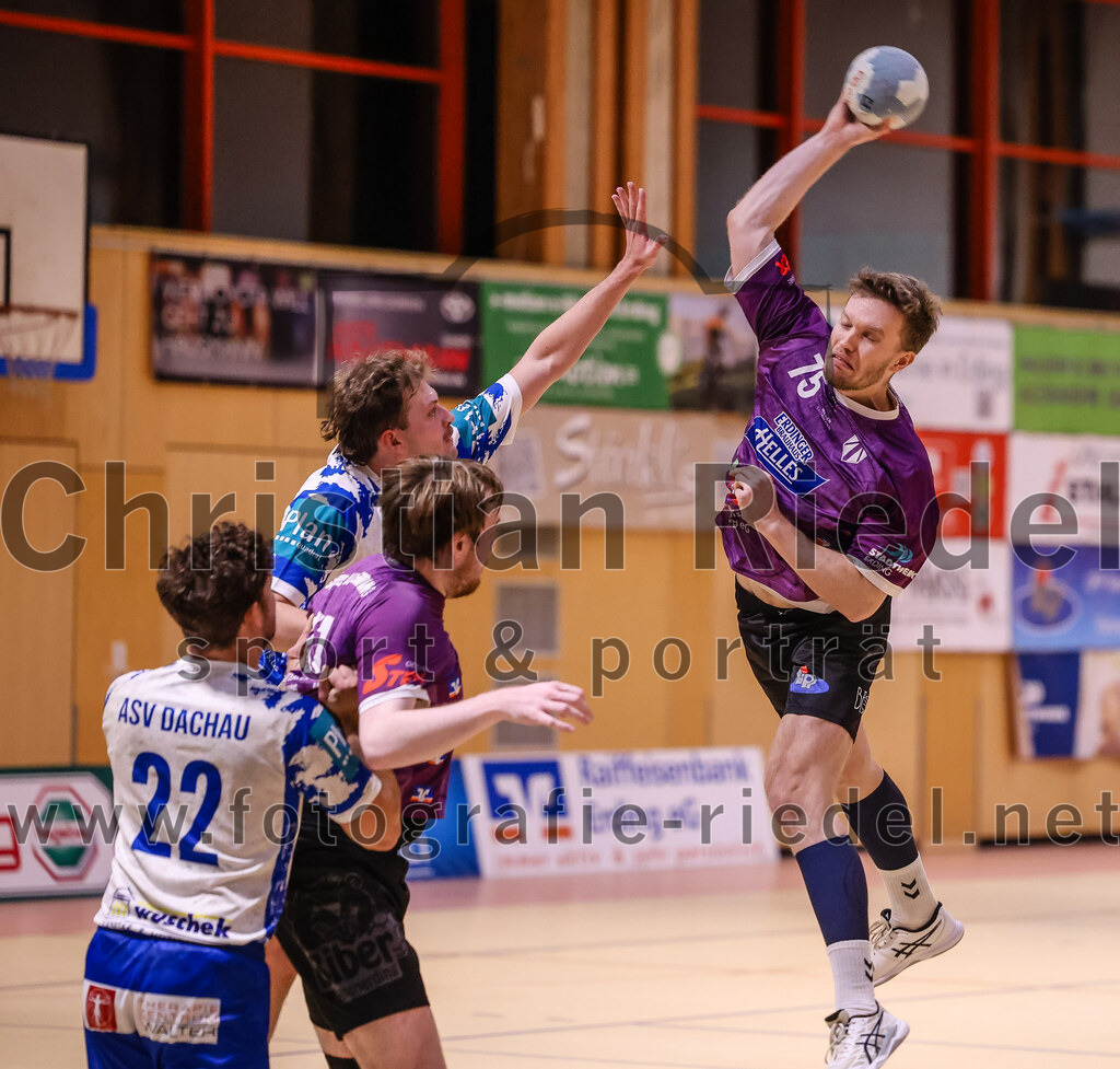 2024-11-24_067_SpVgg_Altenerding_gegen_ASV_Dachau | Erding, Deutschland, 24.11.2024:Handball, Bezirksoberliga Männer 2024 / 2025, 8. Spieltag, SpVgg Altenerding gegen ASV Dachau, Endergebnis: 30:23Matthias Hauß (ASV Dachau, #22), Niklas Fleps (SpVgg Altenerding, #17), Ferdinand Menzel (SpVgg Altenerding, #75)Foto: Christian Riedel / fotografie-riedel.net