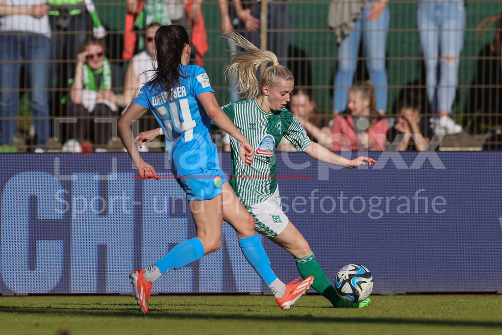 Fussball, Google Pixel Frauen-Bundesliga, SV Werder Bremen - VfL Wolfsburg | v.li.: Joelle Wedemeyer (VfL Wolfsburg, 24) und Nina Lührßen (SV Werder Bremen, 27) im Zweikampf, Duell, Dynamik, Aktion, Action, Spielszene, DIE DFB-RICHTLINIEN UNTERSAGEN JEGLICHE NUTZUNG VON FOTOS ALS SEQUENZBILDER UND/ODER VIDEOÄHNLICHE FOTOSTRECKEN. DFB REGULATIONS PROHIBIT ANY USE OF PHOTOGRAPHS AS IMAGE SEQUENCES AND/OR QUASI-VIDEO.