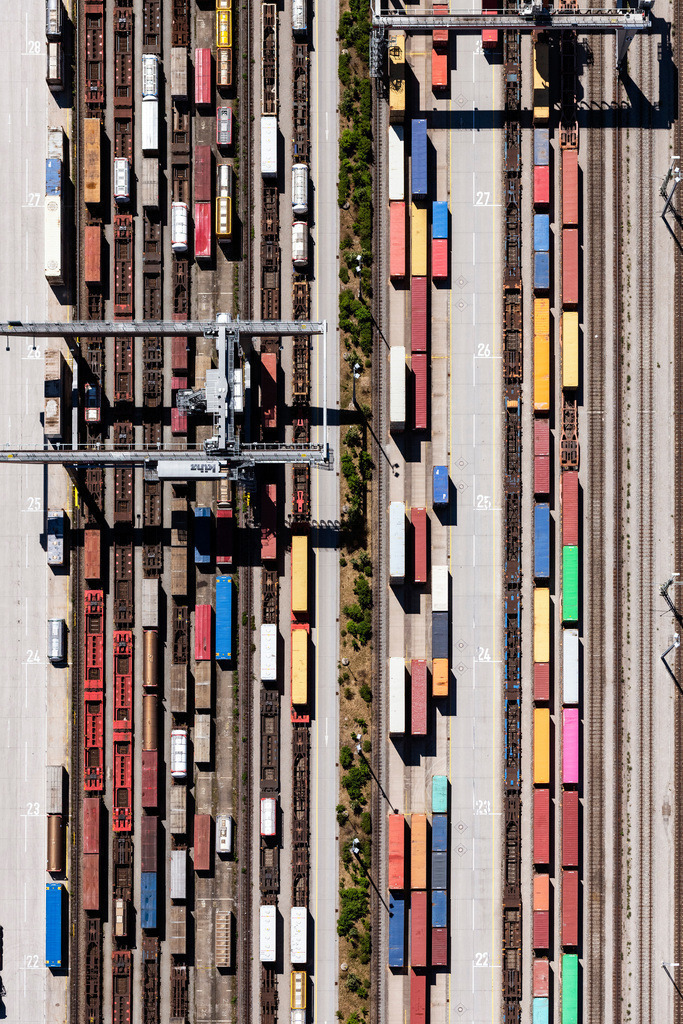 dr__0054549.jpg | MüNCHEN 12.06.2020 Schienen- und Gleisstrecken auf den Abstellgleisen und Rangierstrecken des Rangierbahnhofes und Güterbahnhofes der Deutschen Bahn im Ortsteil Bogenhausen in München im Bundesland Bayern, Deutschland. Weiterführende Informationen bei: DB Netz AG,  Deutsche Bahn AG. // Marshalling yard and freight station of the Deutsche Bahn in the district Bogenhausen in Munich in the state Bavaria, Germany. Further information at: DB Netz AG,  Deutsche Bahn AG. Foto: Daniel Reiter