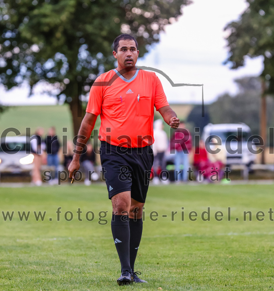 2023-07-25_019_SpVgg_Neuching_gegen_FC_Finsing | Neuching, Deutschland, 25.07.2023:
Fußball, A-Klasse 2023 / 2024, Toto Pokal, SpVgg Neuching gegen FC Finsing, Endergebnis: 2:4

Schiedsrichter Marius Baumann

Foto: Christian Riedel / fotografie-riedel.net