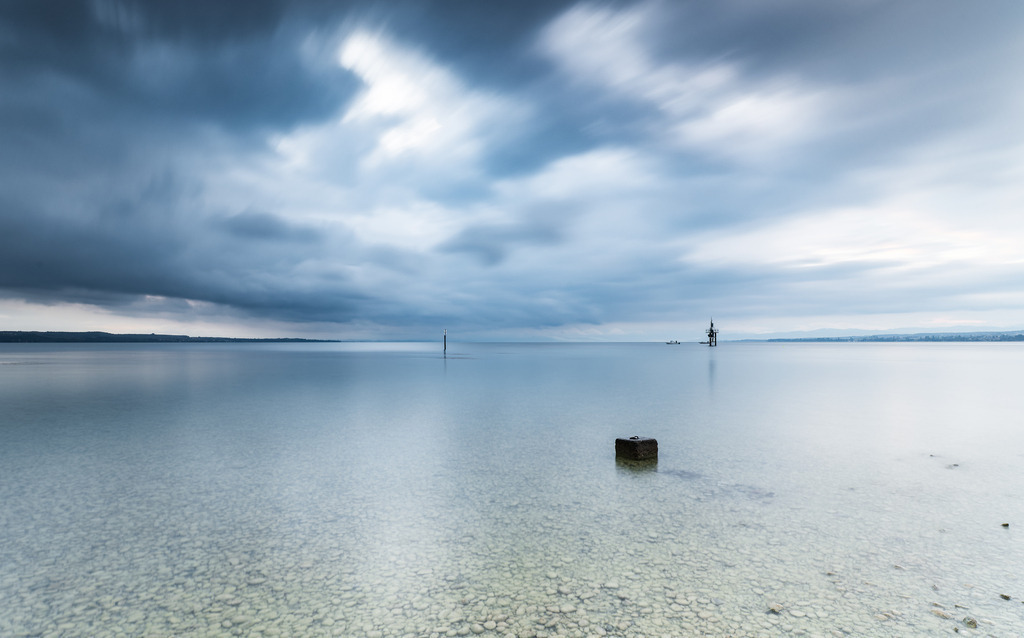 Dunkle Wolken über dem Bodensee | Dunkle Wolken ziehen über den  großen Bodensee in der Nähe von Konstanz. - Realized with Pictrs.com