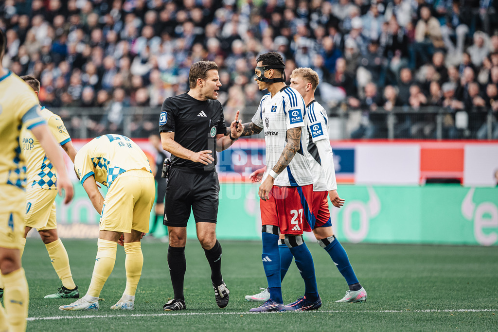 Fußball | Männer | Saison 2024/2025 | 2. Fußball-Bundesliga | 29. Spieltag | Hamburger SV vs. Eintracht Braunschweig | 11.04.2025 | v.l. Schiedsrichter Dr. Felix Brych und Davie Selke (#27, HSV)