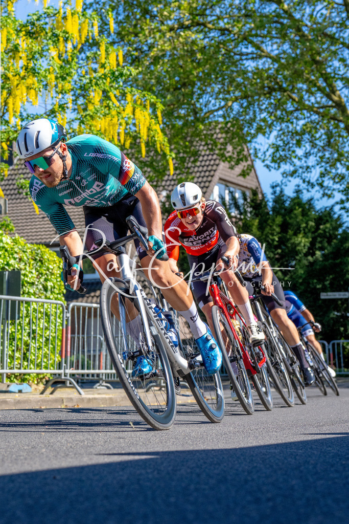 Spurt in den Mai 2026 - Großer Preis der Sparkasse Neuss | Annual one-day road cycling race "Großer Preis der Sparkasse Neuss" held in Büttgen, Germany, organized by VfR Büttgen 1912 e.V. The event features multiple races across all age categories from U11 youth to Elite men. - Realisiert mit Pictrs.com