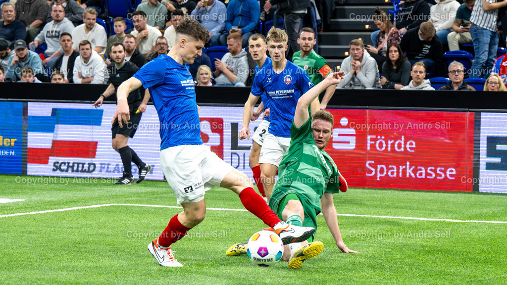 SHFV Lotto Masters 2024 | 20240113_7776, 13.01.2024, SHFV Lotto Masters 2024, Gruppe B, TSB Flensburg (blau) vs. PSV Neumünster (grün), William Baxter (TSB #25) &amp; Tom Schäpler (TSB #16) / Timo Barendt (PSV #22) - Realisiert mit Pictrs.com