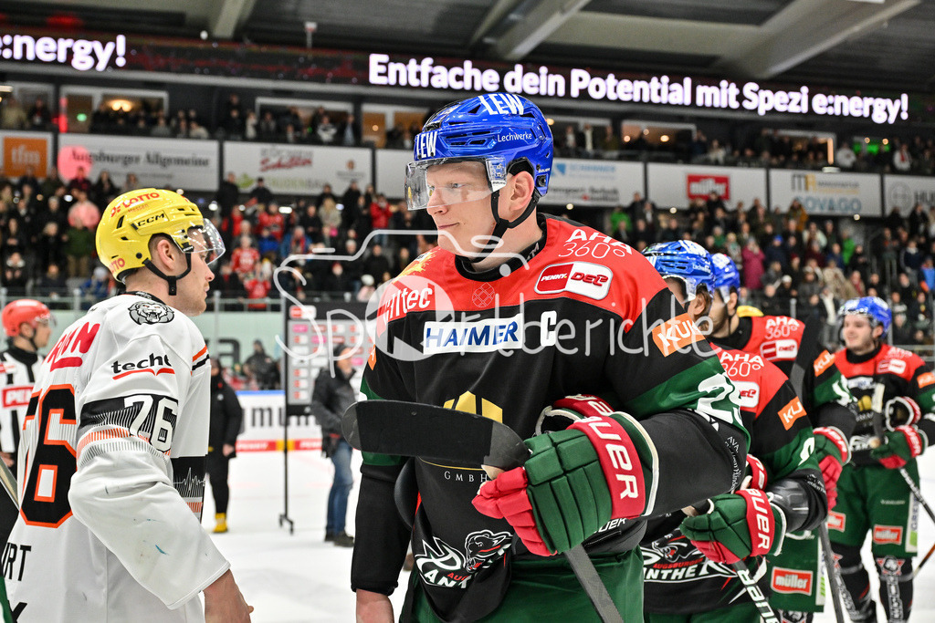 Augsburger Panther - Löwen Frankfurt  | Die Verabschiedung nach der Partie zwischen Daniel WIRT (Löwen Frankfurt #76) und Denis REUL (Augsburger Panther #29) / DEL: Augsburger Panther - Loewen Frankfurt, Curt Frenzel Stadion am 12.01.2025