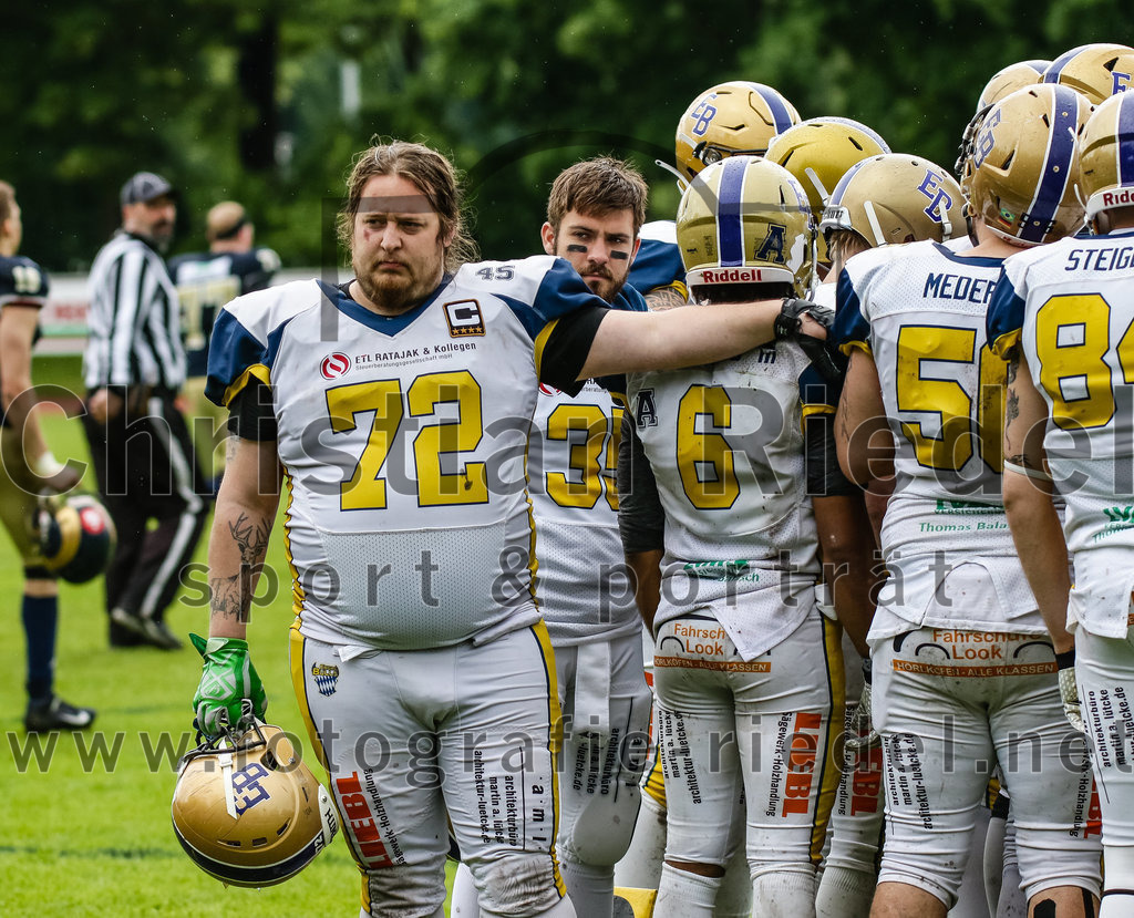 2022-05-29_139_Erding_Bulls_gegen_Nuernberg_Rams | Erding, Deutschland, 29.05.2022:
Fußball, Regionalliga 2022, 5. Spieltag, Erding Bulls gegen Nürnberg Rams, Endergebnis: 10:16

Alexander Stacke (Erding Bulls, #72), Evidanio Quinones III (Erding Bulls, #6)

Foto: Christian Riedel / fotografie-riedel.net