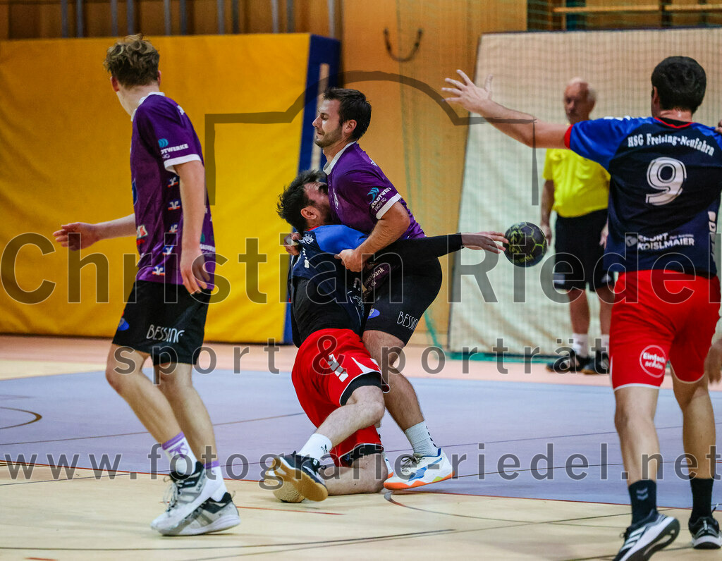 2023-10-14_069_SpVgg_Altenerding_gegen_HSG_Freising_Neufahrn | Erding, Deutschland, 14.10.2023:
Handball, Bezirksoberliga Männer 2023 / 2024, 4. Spieltag, SpVgg Altenerding gegen HSG Freising-Neufahrn, Endergebnis: 27:26

Edgar Marker (HSG Freising-Neufahrn, #55), Simon Rüdiger (SpVgg Altenerding, #7), Alexander Heldner (HSG Freising-Neufahrn, #9)

Foto: Christian Riedel / fotografie-riedel.net